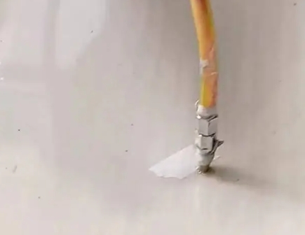 泰来瓷砖空鼓维修公司专业解答在瓷砖铺贴过程中，如果使用的砂料过粗（如全部使用了粗砂），可能会导致以下问题