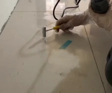 泰来瓷砖开裂维修公司专业分享瓷砖在铺贴前如果没有沥干水分，将会导致以下问题