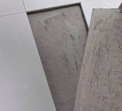 泰来瓷砖空鼓维修公司分享瓷砖铺贴时如果打浆（即涂抹在瓷砖背面和基层上的砂浆或瓷砖胶）过少，会带来以下问题
